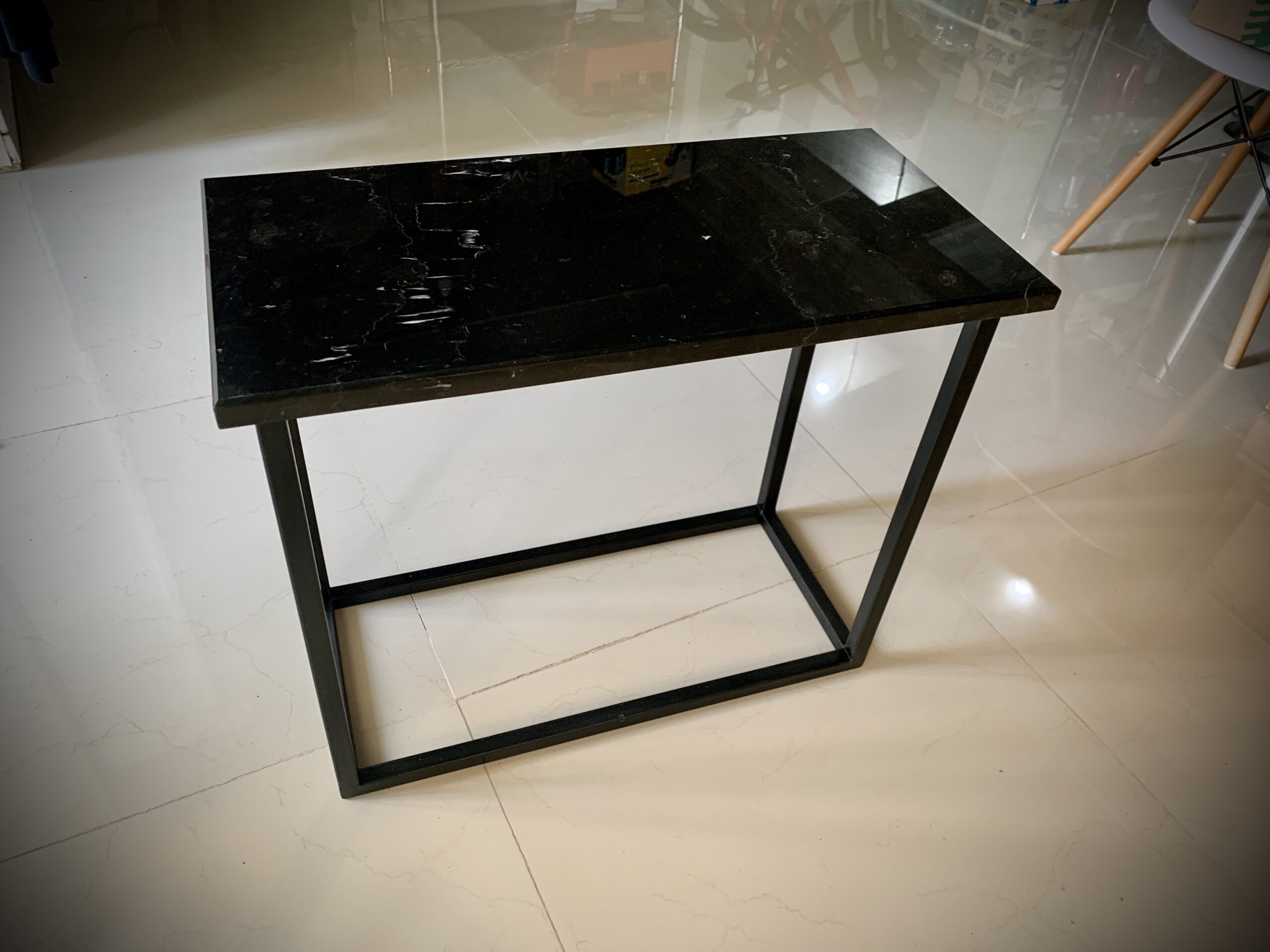 Mesa auxiliar, de mármol, en color negra, de 63x63x45cm